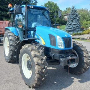 foto 86HP tractor New Holland T5040